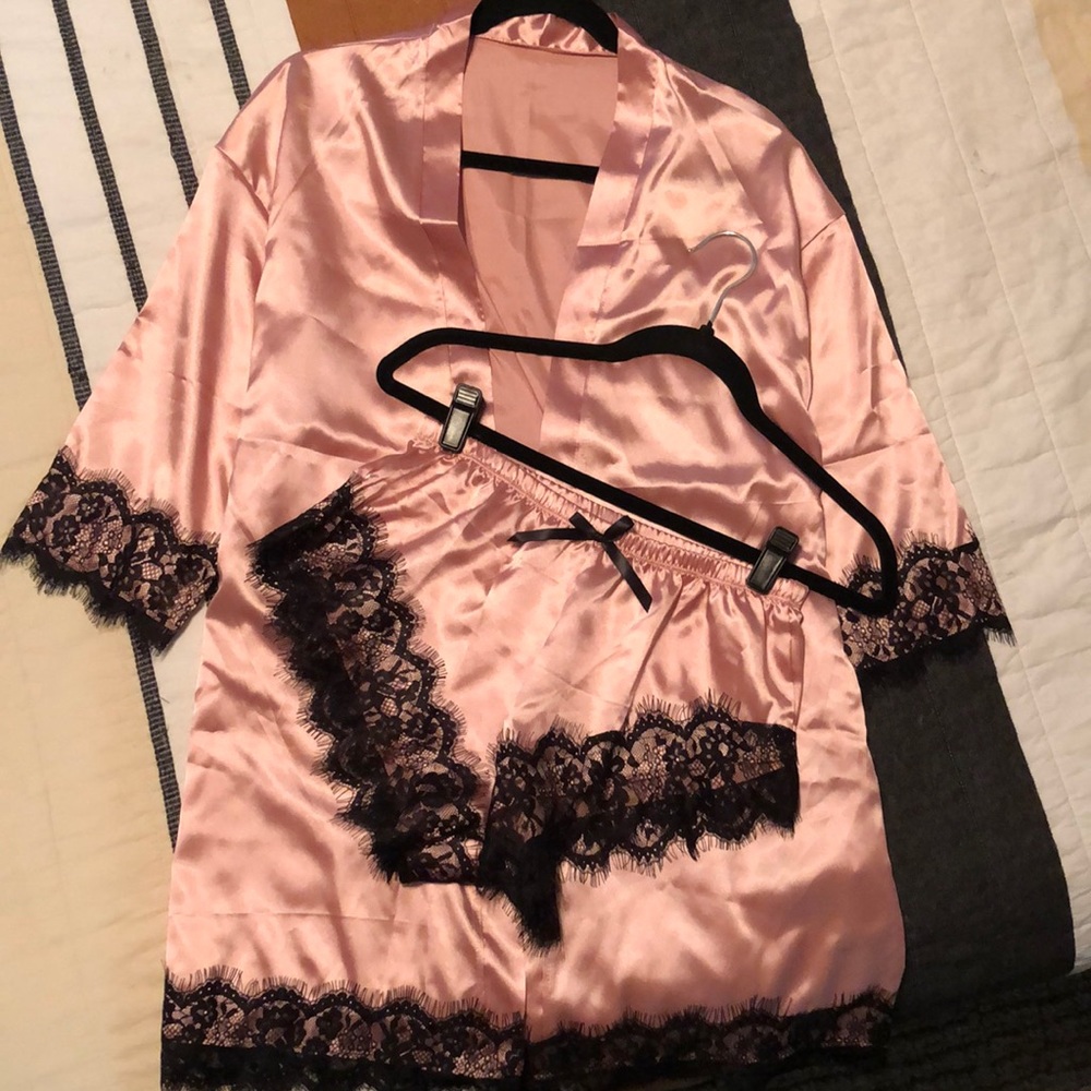 BNWOT lace trimmed robe & pajama shorts set